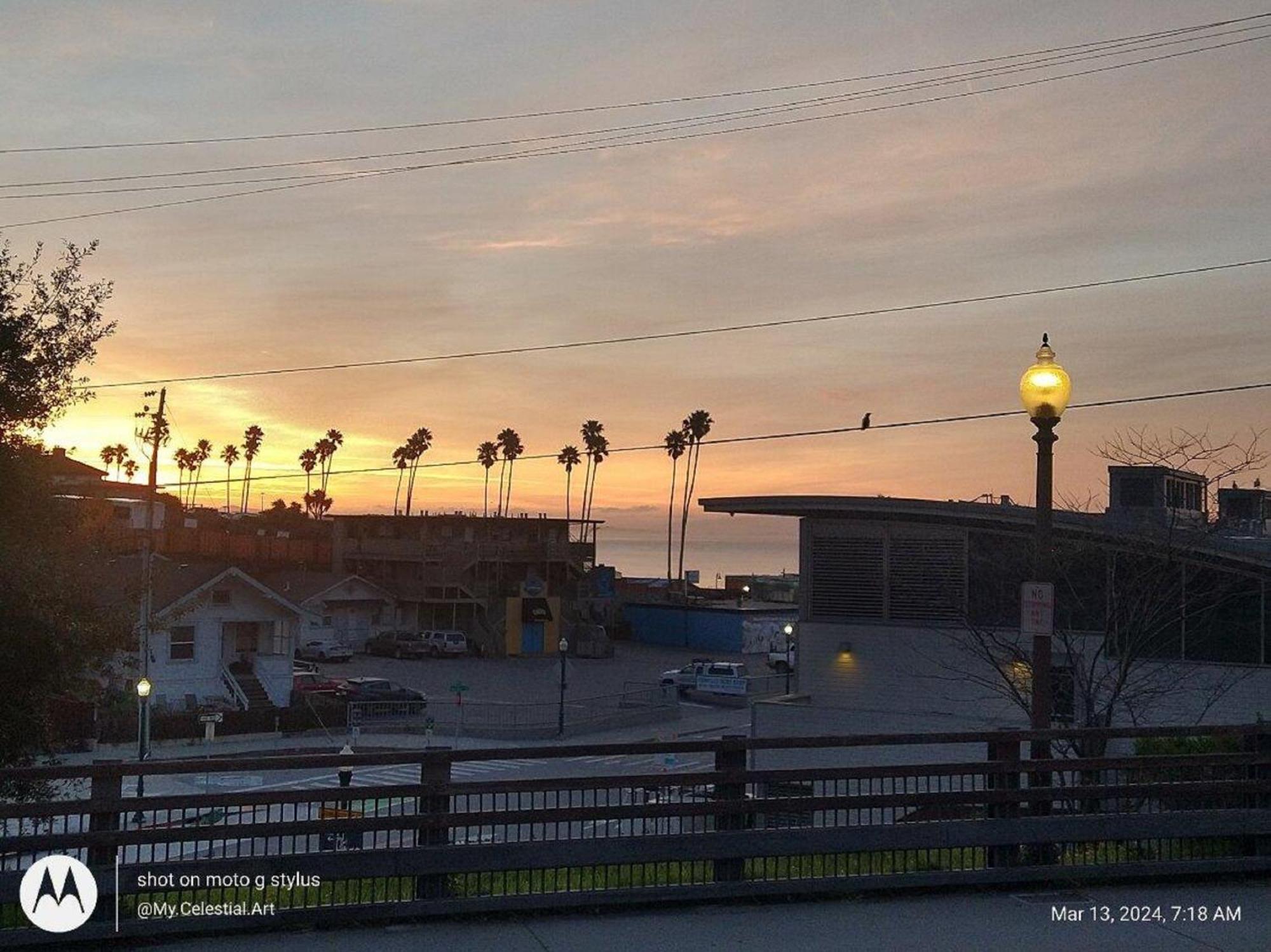 Howard Johnson by Wyndham Santa Cruz Beach Boardwalk Exterior foto