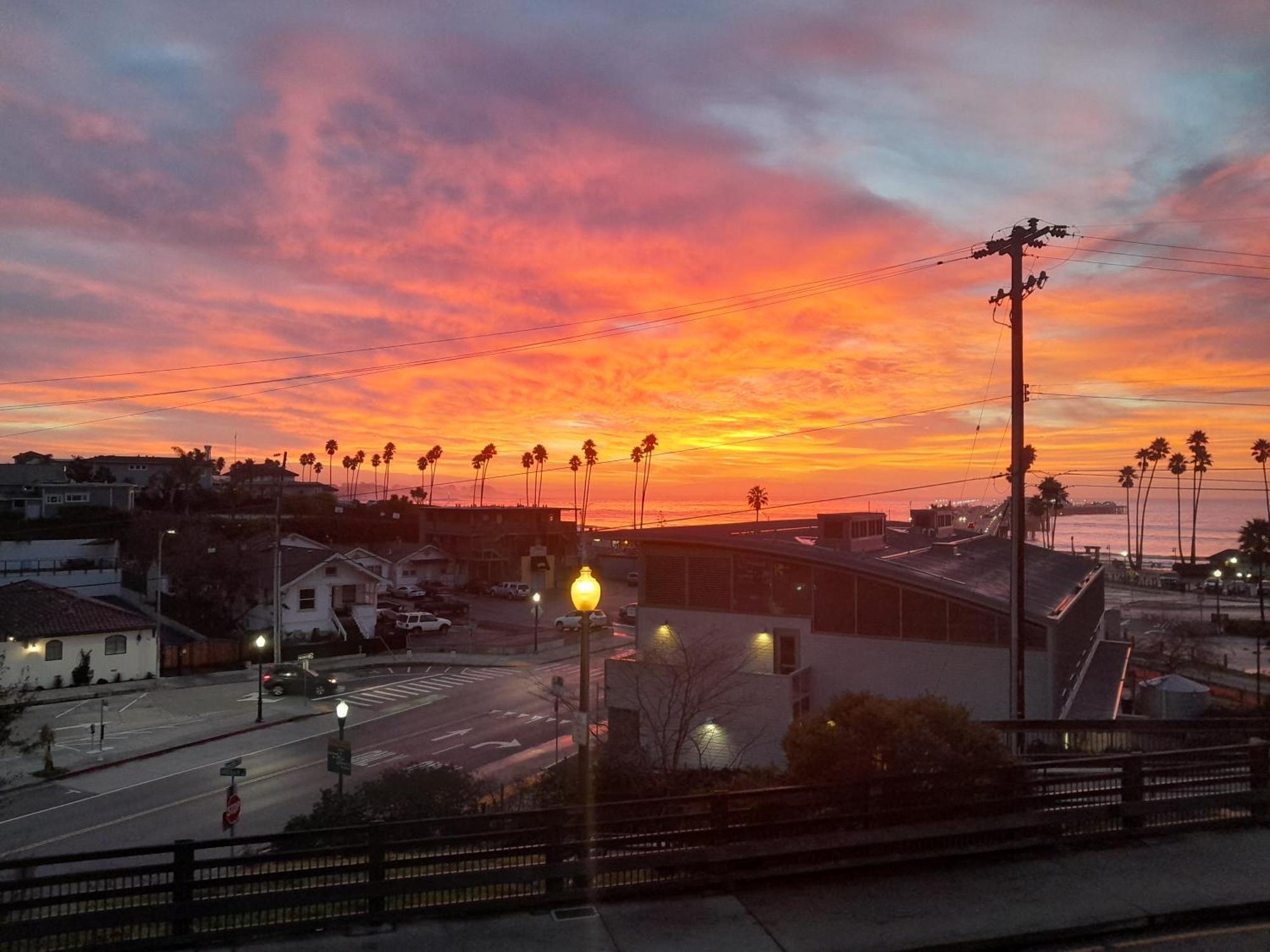 Howard Johnson by Wyndham Santa Cruz Beach Boardwalk Exterior foto